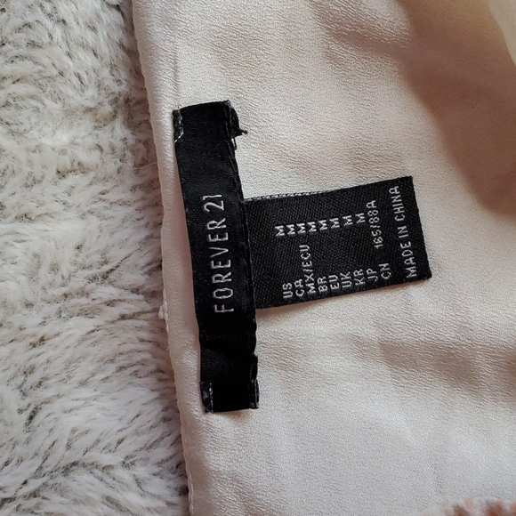 FOREVER 21 Shoulder Strap Crop Top. Off-white w/Peach Animal Print-Side Zip-Sz M - Picture 7 of 10